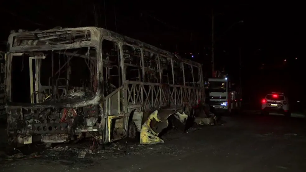 Ônibus incendiado no Novo Horizonte, em Piracicaba — Foto: Reprodução/EPTV