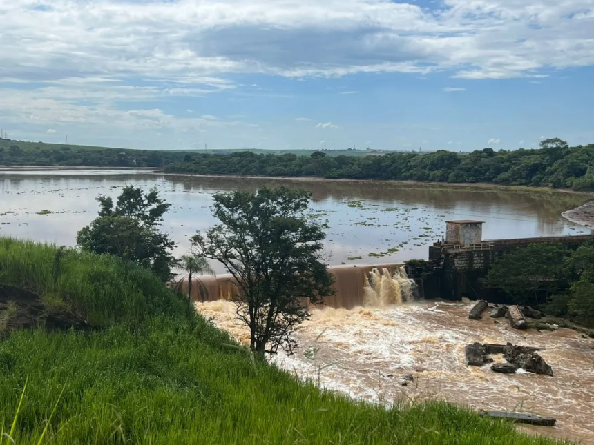 Rompimento de barragem de represa em Cosmópolis será apurada pelo Crea — Foto: Giuliano Tamura/EPTV