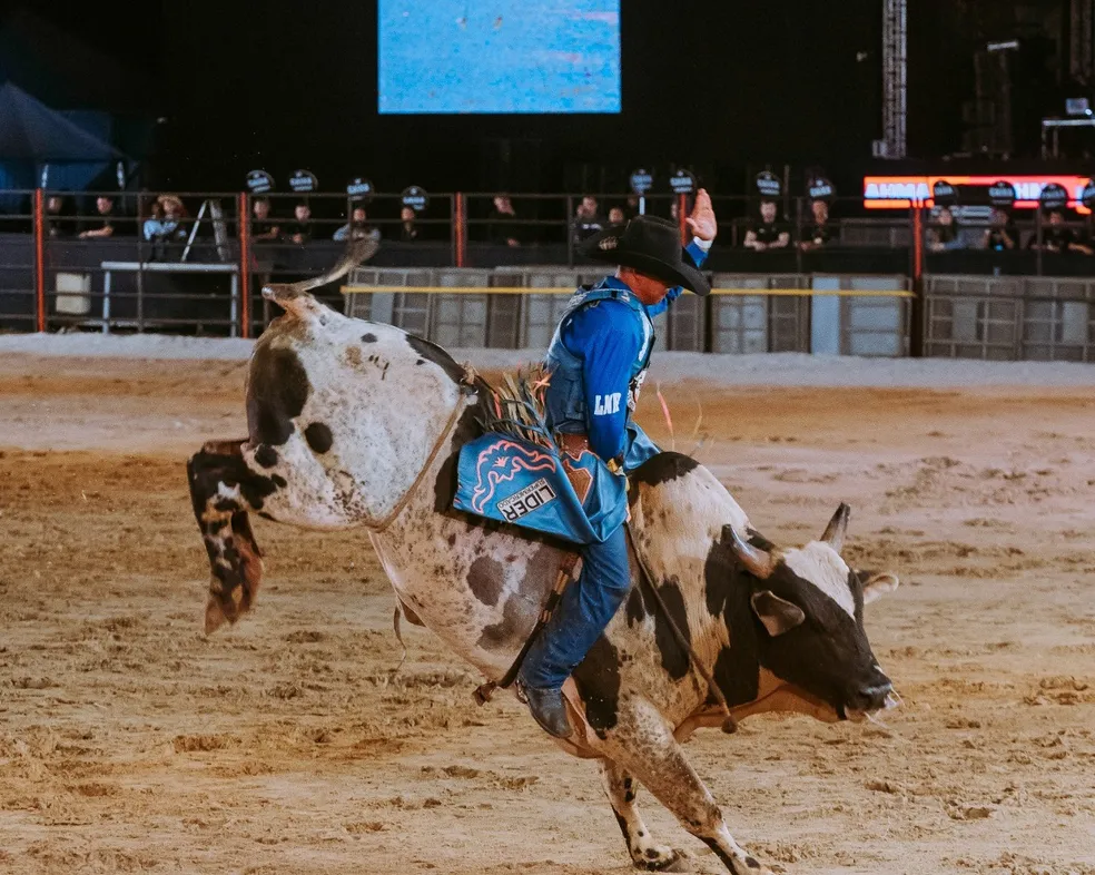 Montaria em touros durante o Limeira Rodeo Music vira atalho para peões chegarem aos EUA — Foto: Organização/Limeira Rodeo Music