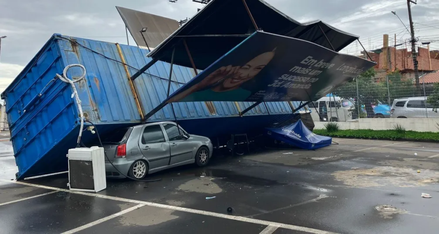 Temporal em Monte Mor derruba container de incorporadora sobre carro e dois ficam feridos — Foto: Júnia Vasconcelos/EPTV