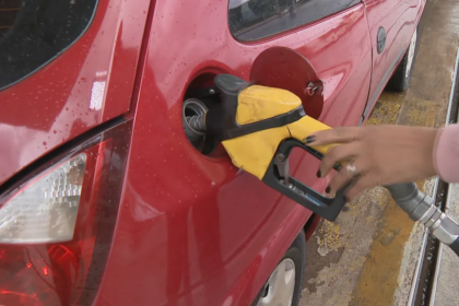 Quanto a gasolina e o etanol vão custar com a volta de impostos? — Foto: Reprodução/TV Globo