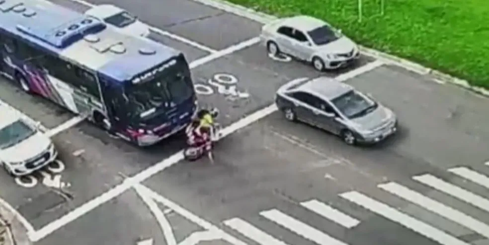 Motociclista escapa duas vezes de atropelamento após ônibus atingir moto em Hortolândia — Foto: Reprodução/EPTV