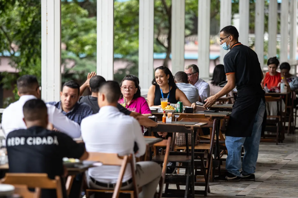 Brasileiros gastaram R$ 216,2 bilhões com alimentação fora de casa em 2022