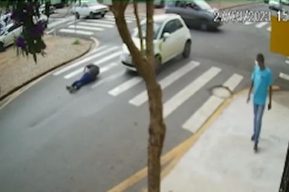 Idoso é atropelado na faixa de pedestre em frente a hospital em Limeira — Foto: Reprodução/EPTV