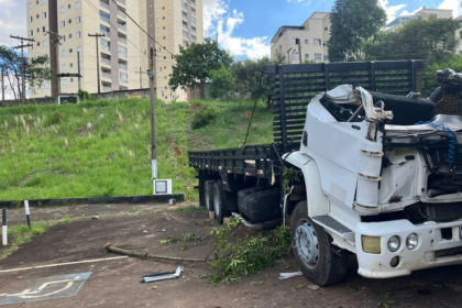 Caminhão atinge portão, desce morro e invade Estádio Décio Vitta, em Americana — Foto: Gabriela Ferraz/EPTV