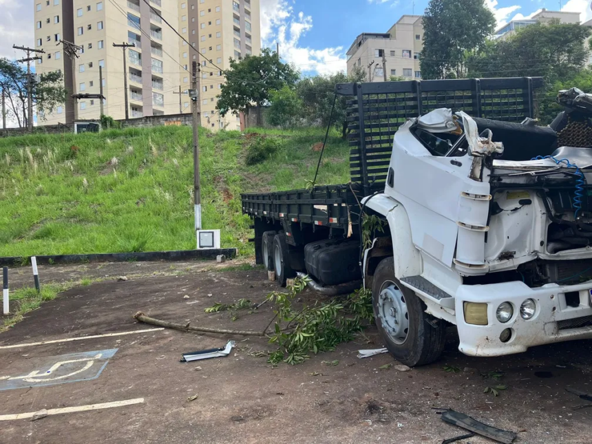 Caminhão atinge portão, desce morro e invade Estádio Décio Vitta, em Americana — Foto: Gabriela Ferraz/EPTV