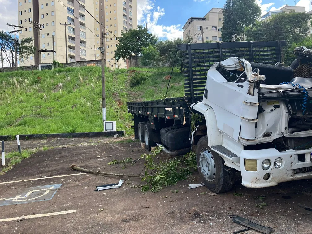 Caminhão atinge portão, desce morro e invade Estádio Décio Vitta, em Americana  — Foto: Gabriela Ferraz/EPTV