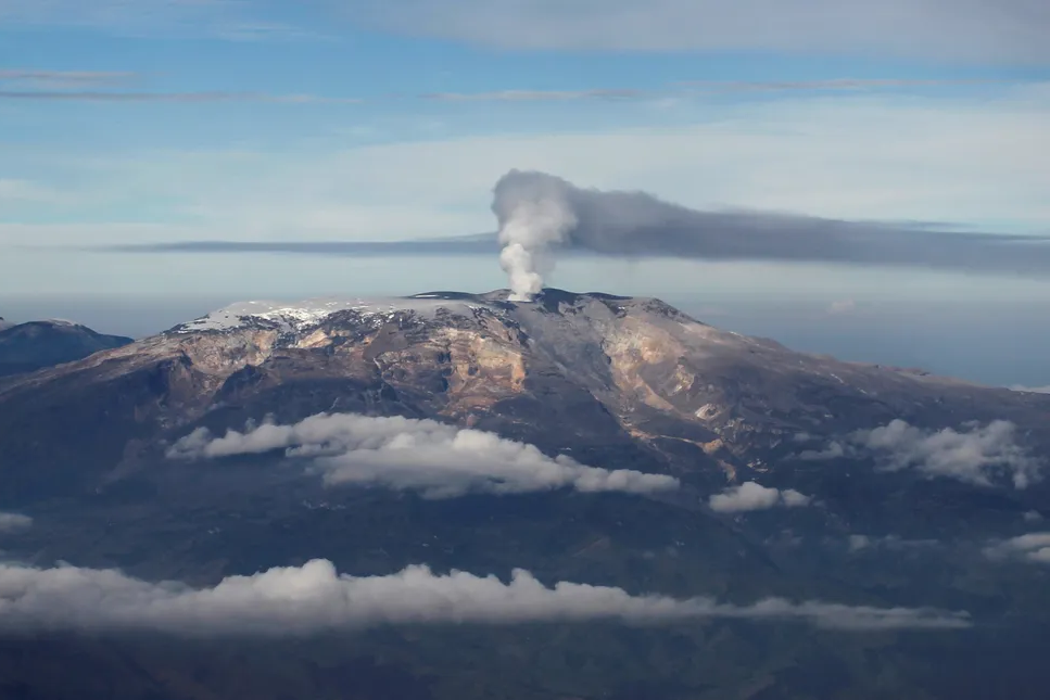 Vulcão Nevado del Ruiz, na Colômbia, em erupção, em 2013. — Foto: John Vizcaino/ Reuters