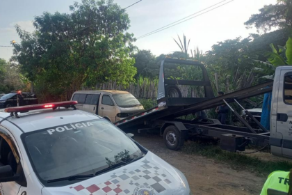 Carros abandonados são recolhidos em operação conjunta no bairro São João - Foto: Divulgação/Prefeitura de Capivari