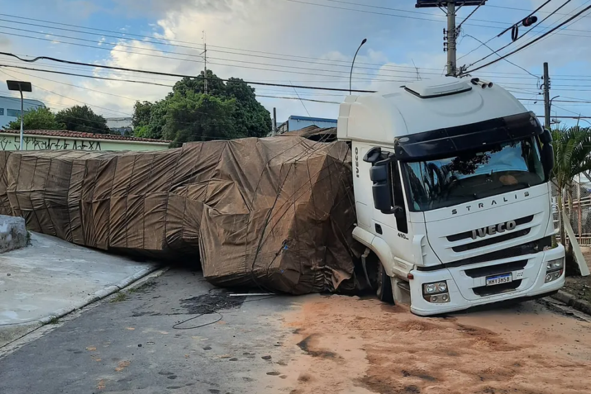 Carreta tombou ao fazer curva em Campinas — Foto: Wesley Justino/EPTV