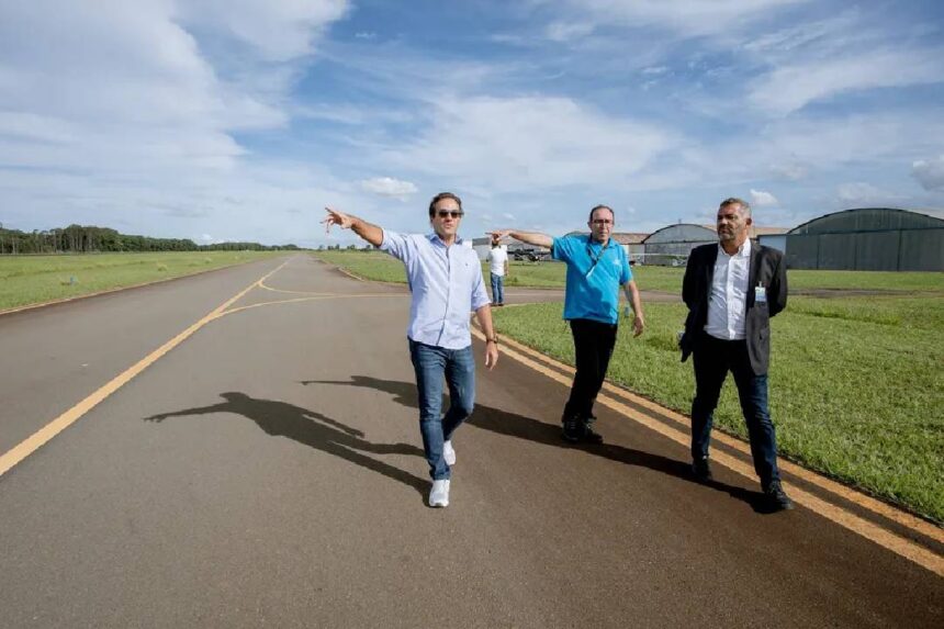 Visita técnica do consultor de negócios da Infraero, Richard Aldrin Fernandes Custodio, ao aeroporto de Piracicaba — Foto: Prefeitura de Piracicaba