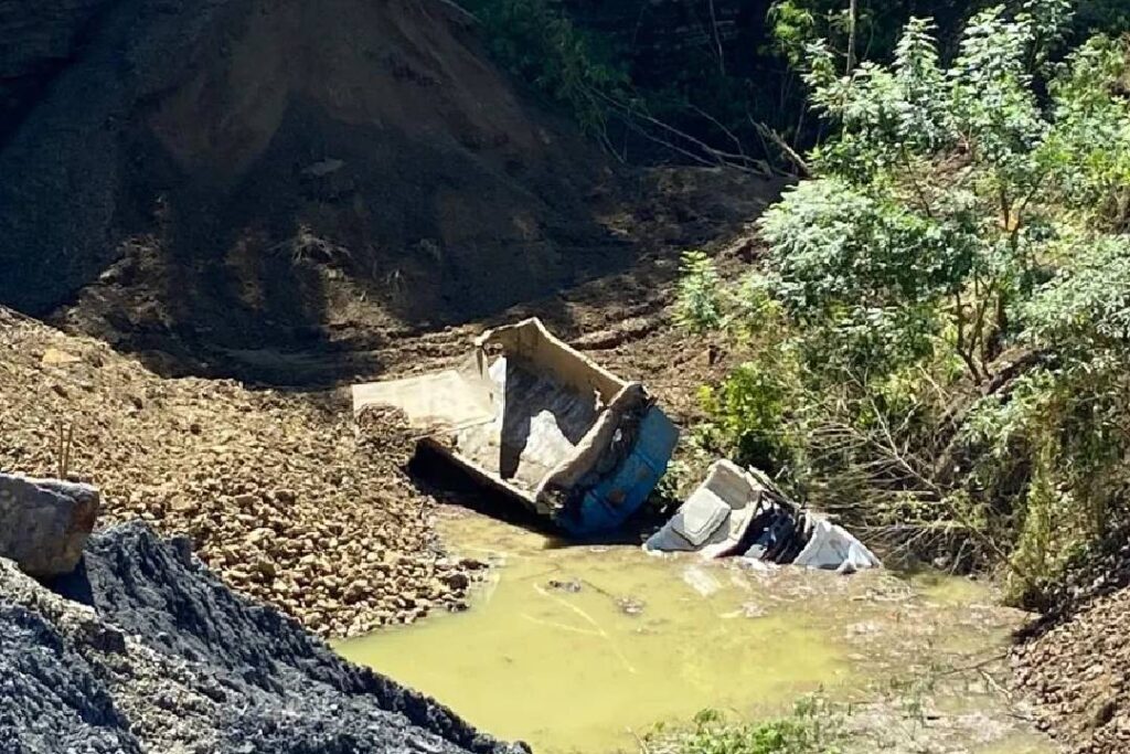 Caminhão ficou parcialmente submerso após cair de ribanceira — Foto: Edijan Del Santo/ EPTV

