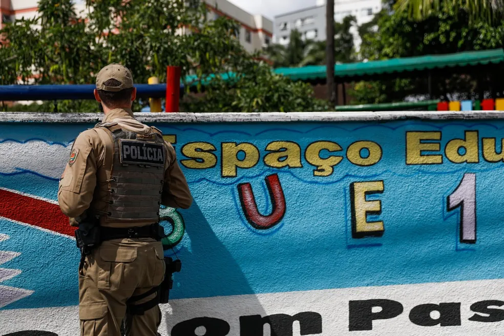 Policial militar na creche onde houve ataque em Blumenau — Foto: Tiago Ghizoni/NSC