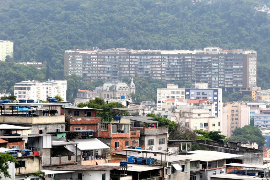 10% mais ricos ganham 31 vezes o salário dos mais pobres nas regiões metropolitanas — Foto: Tânia Rêgo/Agência Brasil