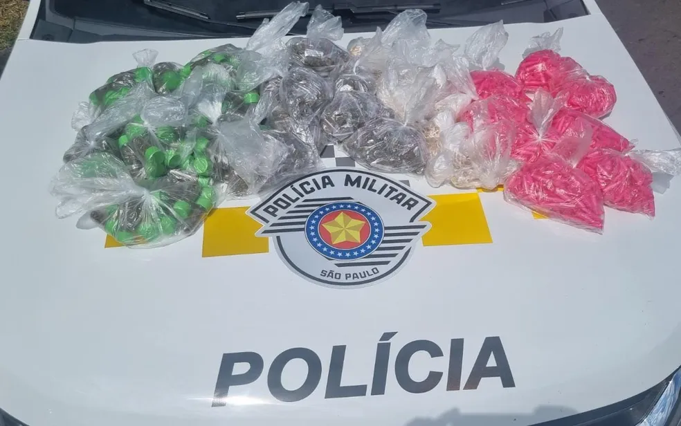 Policiais apreenderam porções de maconha, crack e cocaína em Rio das Pedras (SP) — Foto: Polícia Militar Rodoviária/Divulgação