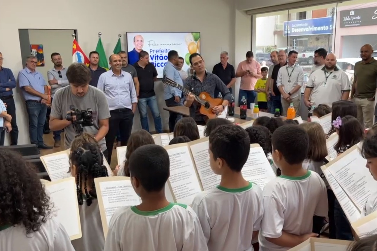 Coral de alunos da rede municipal fazem surpresa de aniversário para o Prefeito de Capivari - Foto: Divulgação/Prefeitura de Capivari