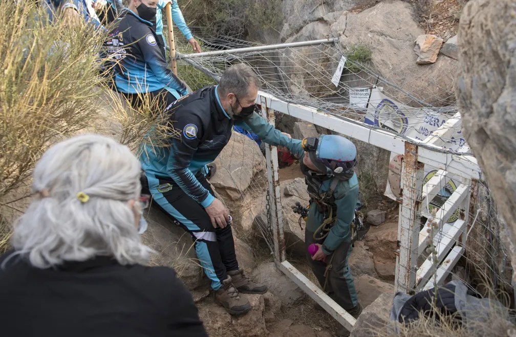 Mulher deixa caverna após 500 dias sem contato com o mundo externo — Foto: Jorge Guerrero/ AFP