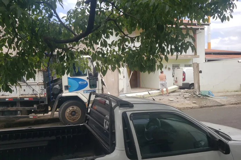 Caminhão a serviço da prefeitura invadiu casa — Foto: Arquivo pessoal