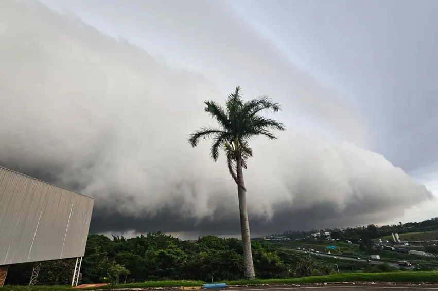 Nuvem 'prateleira' chama atenção de moradores na região de Campinas — Foto: Gustavo/Arquivo Pessoal