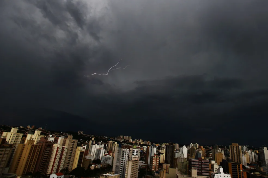 Cepagri faz alerta sobre risco de tempestades severas na região até quarta-feira (19) — Foto: Carlos Bassan/PMC