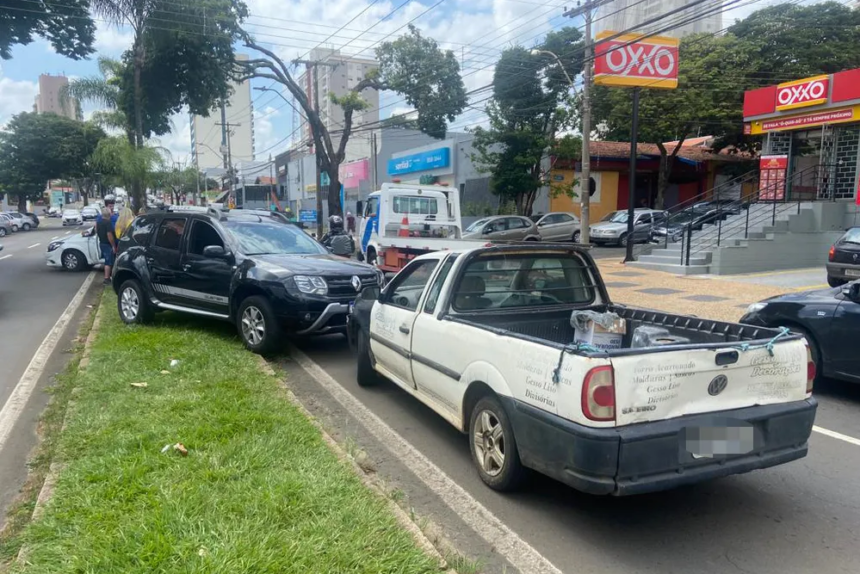 Carro atravessa avenida e causa sequência de batidas em Piracicaba — Foto: Edijan Del Santo/ EPTV