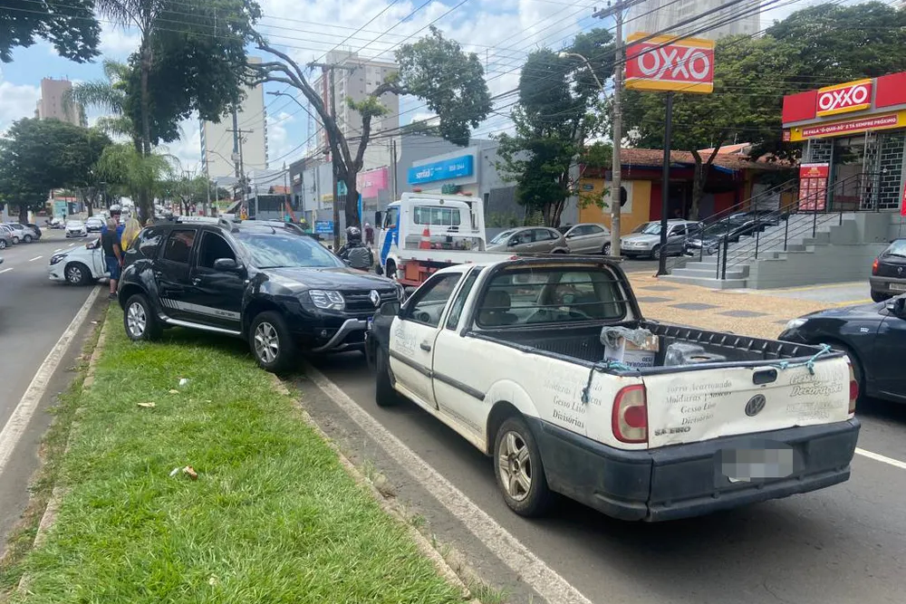 Carro atravessa avenida e causa sequência de batidas em Piracicaba — Foto: Edijan Del Santo/ EPTV