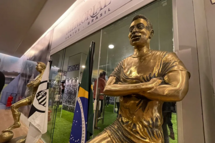 Mausoléu de Pelé é aberto ao público, em Santos, com ouro e coroa — Foto: Thiago D'Almeida/g1 Santos