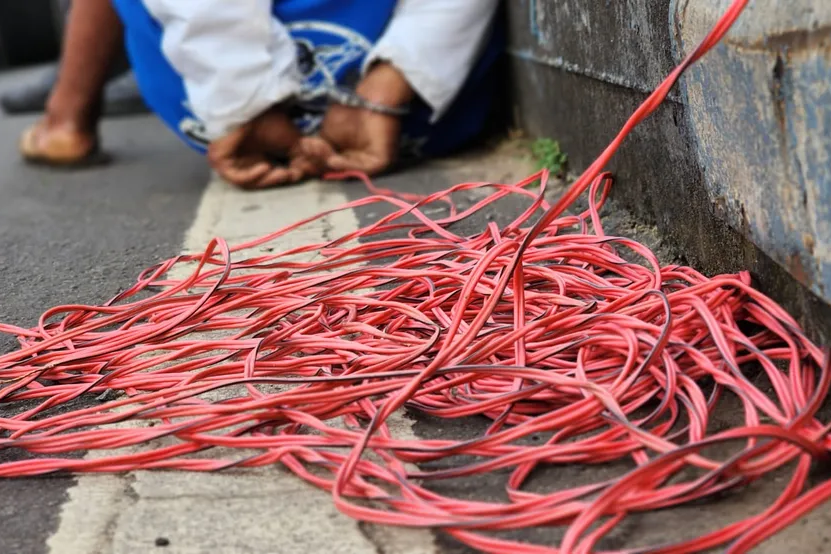 Dois suspeitos presos, nesta quarta-feira (3), por fazer 'gato' com fios de viaduto em Limeira — Foto: Wagner Morente