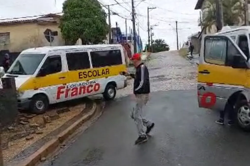 Van do transporte escolar bateu em muro de casa em Campinas — Foto: Arquivo pessoal