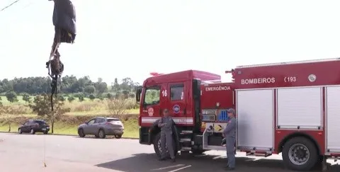 Paraquedista cai e fica preso em fios de alta tensão em área perto da Raízen em Piracicaba - Foto: EPTV/ Reprodução