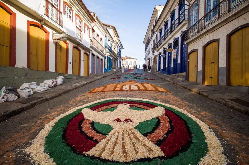 Tapetes de serragem são tradição nas comemorações de Corpus Christi — Foto: Ane Souz/ Prefeitura Municipal de Ouro Preto