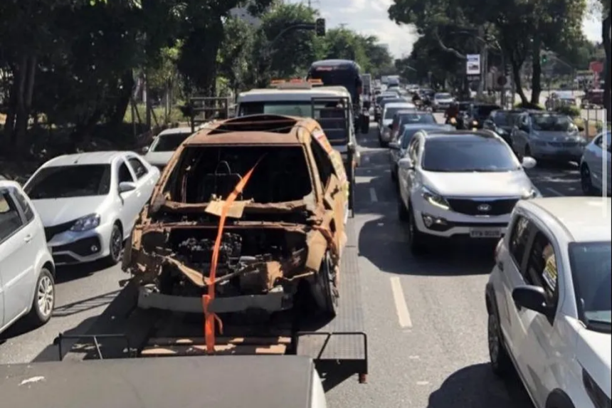 Carro de luxo pega fogo e dono desfila com carcaça para cobrar ressarcimento por montadora — Foto: Divulgação Redes Sociais