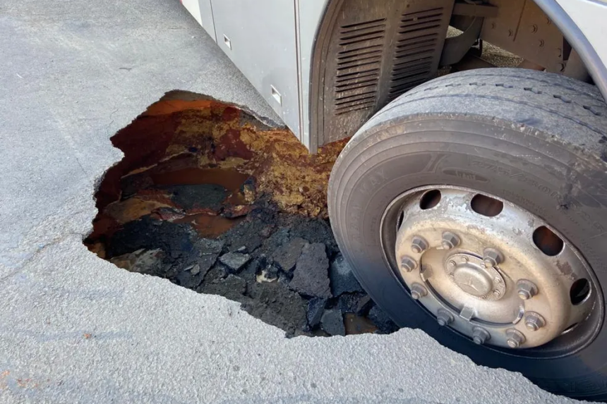 Asfalto se rompe com peso e ônibus fica preso em buraco em Santa Bárbara d'Oeste — Foto: Edijan Del Santo/EPTv