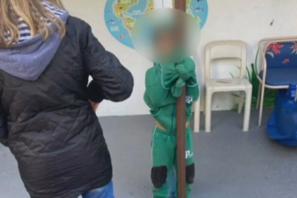 Criança é humilhada por fazer xixi na roupa em escola de SP; polícia investiga maus-tratos — Foto: Reprodução/TV Globo