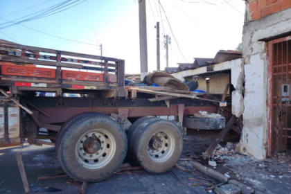 Caminhão perdeu o freio e desceu de ré em ladeira de Limeira — Foto: Wagner Morente/Guarda Municipal de Limeira