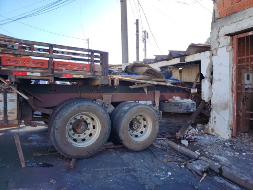 Caminhão perdeu o freio e desceu de ré em ladeira de Limeira — Foto: Wagner Morente/Guarda Municipal de Limeira