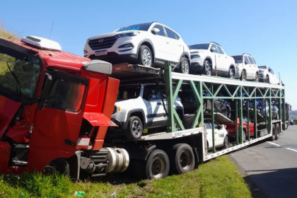 Engavetamento entre caminhões e moto deixa uma pessoa em estado grave na Bandeirantes — Foto: Divulgação/Polícia Rodoviária