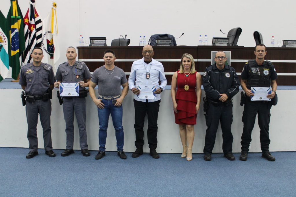 Vereador Marquinho Mineiro faz entrega de homenagens pelo Dia do Policial - Foto: Divulgação/Câmara de Capivari