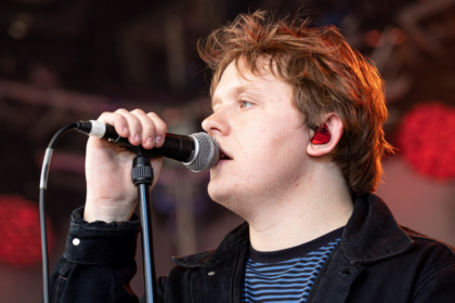 Síndrome de Tourette: o que é a condição que levou Lewis Capaldi a anunciar pausa em turnê - Foto: HARALD KRICHEL/WIKIMEDIA COMMONS/REPRODUÇÃO/JC