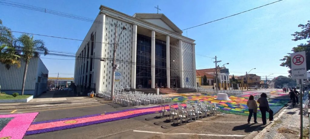 Fiéis se unem para confecção de tapetes de Corpus Christi em Piracicaba