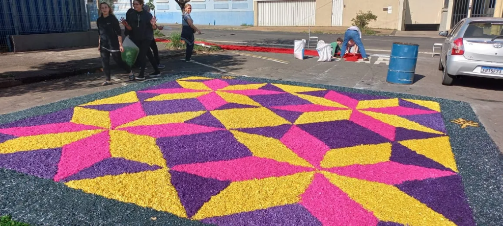 Fiéis se unem para confecção de tapetes de Corpus Christi em Piracicaba