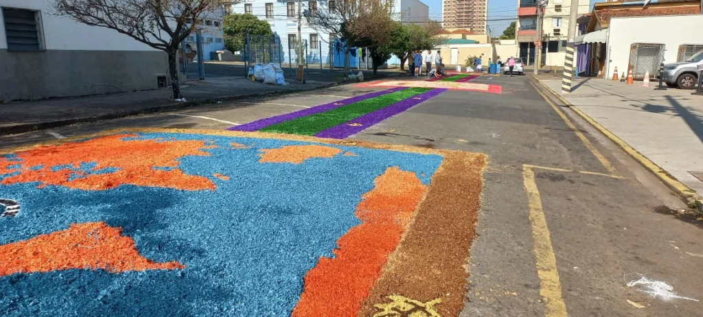 Fiéis se unem para confecção de tapetes de Corpus Christi em Piracicaba