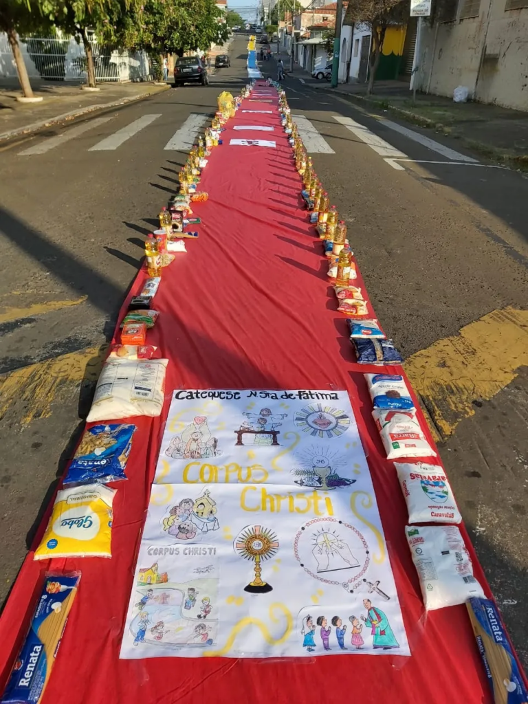 Fiéis se unem para confecção de tapetes de Corpus Christi em Piracicaba