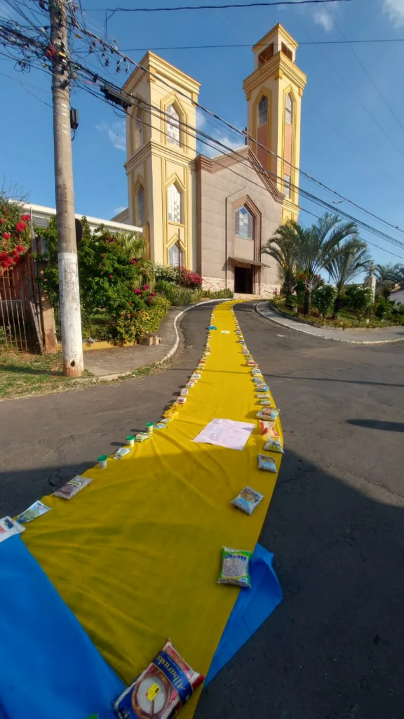 Fiéis se unem para confecção de tapetes de Corpus Christi em Piracicaba