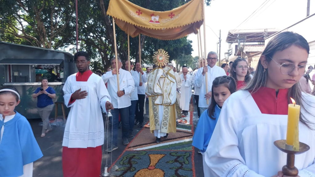 Fiéis se unem para confecção de tapetes de Corpus Christi em Piracicaba