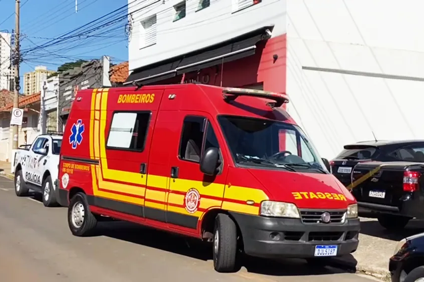 Homem faz disparos com arma na direção de açougue e bate em carros na fuga em Piracicaba — Foto: Edijan Del Santo/ EPTV