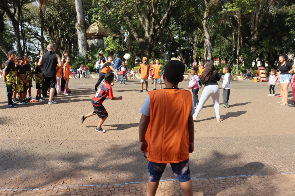 Praça central tem tarde animada com projeto “Férias na Praça”, que reuniu cerca de mil pessoas - Foto: Divulgação/Prefeitura de Capivari