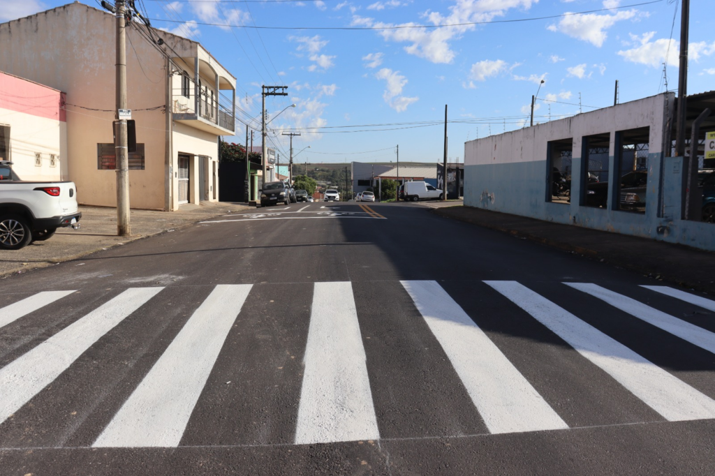 Nova sinalização horizontal de trânsito é aplicada na rua Aracajú, no bairro São José - Foto: Divulgação/Prefeitura de Capivari