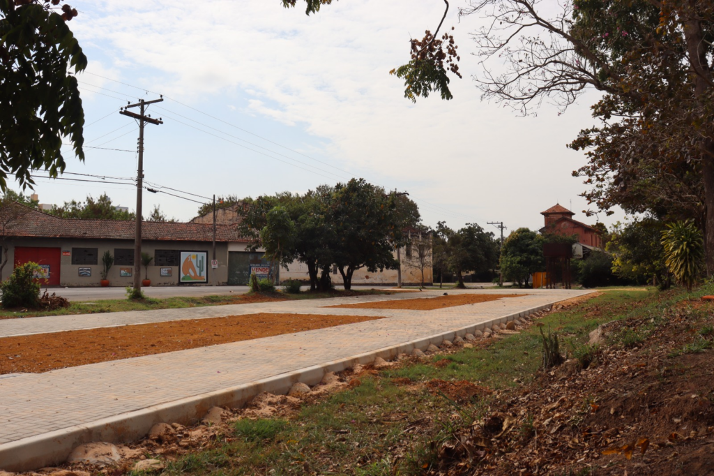 Colocação de piso é definida na obra da nova Praça do bairro Estação - Foto: Divulgação/Prefeitura de Capivari