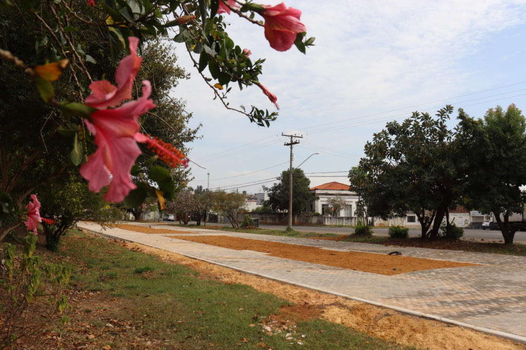 Colocação de piso é definida na obra da nova Praça do bairro Estação - Foto: Divulgação/Prefeitura de Capivari